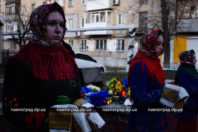 Павлоградцы зажгли свечи в память о жертвах Голодомора (ФОТО)